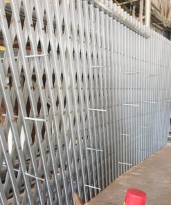 Hàng rào xếp di động chữ U 1 Hình ảnh hàng rào xếp chữ U đang hoàn thiện