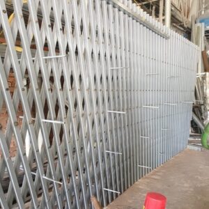 Hàng rào xếp di động chữ U 6 Hình ảnh hàng rào xếp chữ U đang hoàn thiện