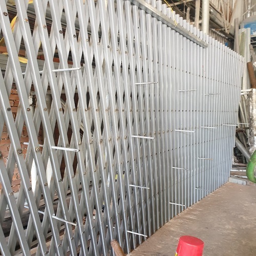 đang sản xuất hàng rào xếp chữ U Hình ảnh hàng rào xếp chữ U đang hoàn thiện