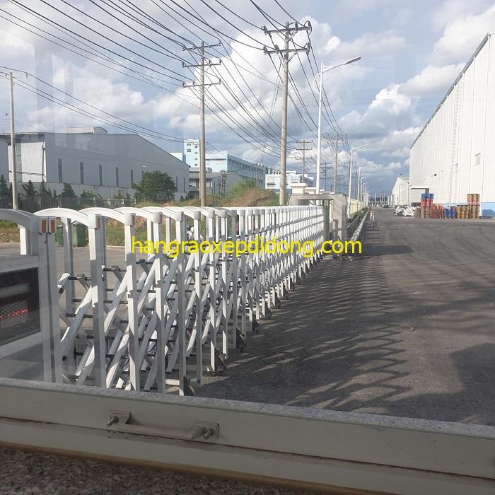 lắp đặt cổng xếp tự động nhôm